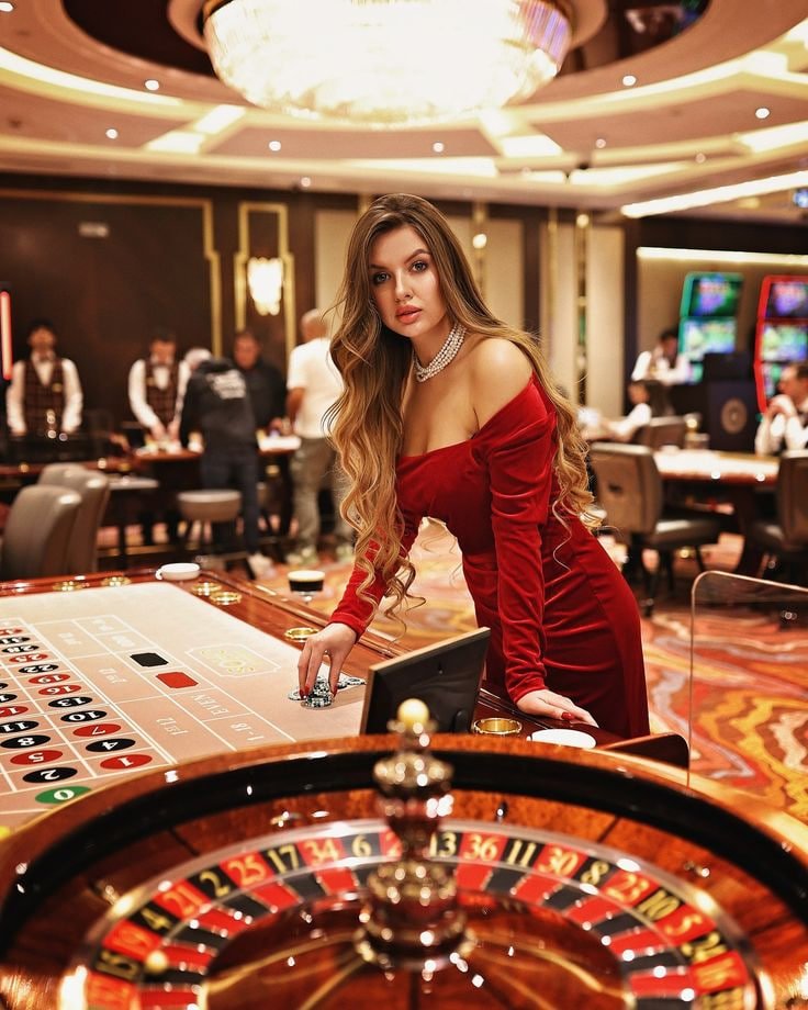 Filipino user comparing sports and casino-style case studies on mobile